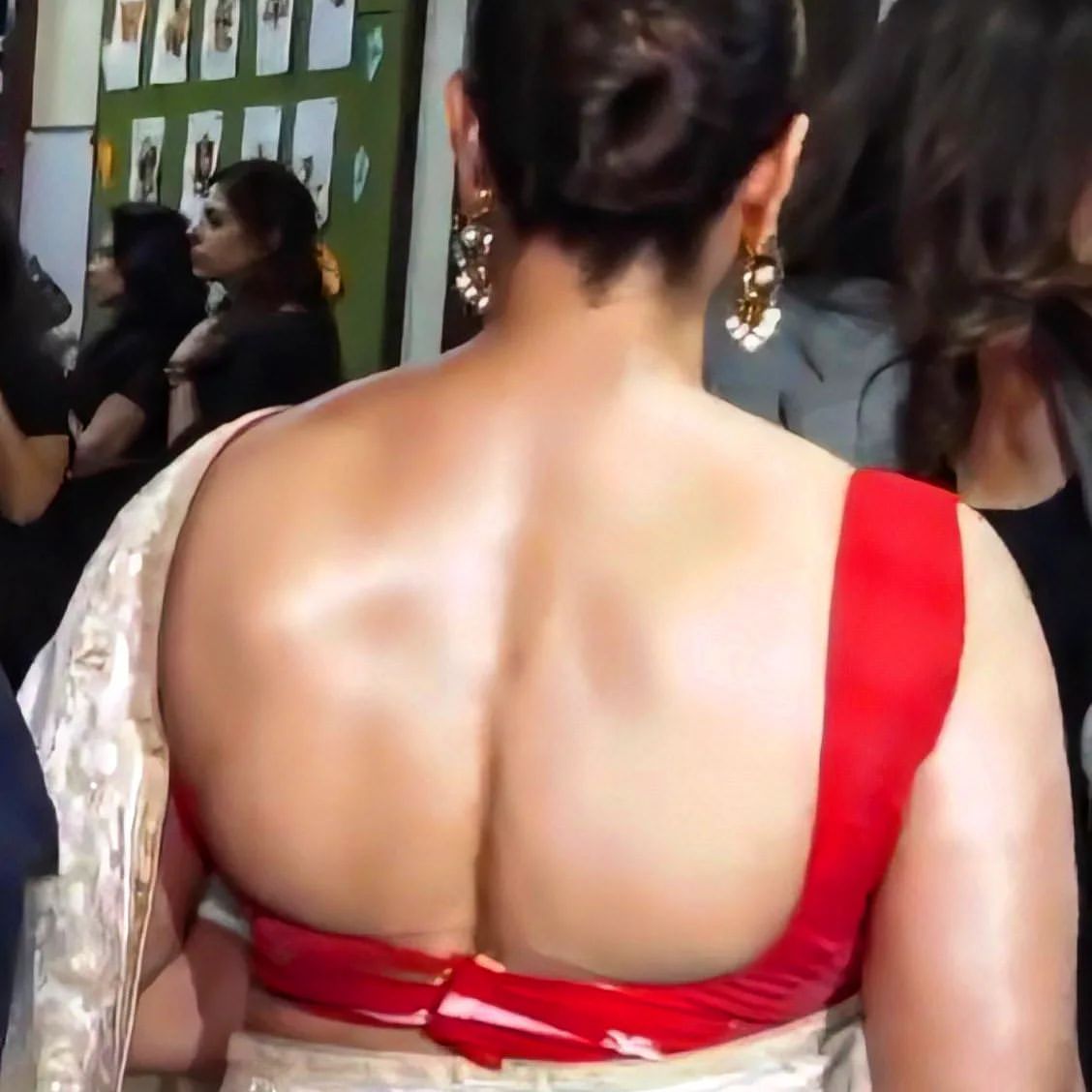 Actressbooks's tweet photo. Bollywood old actress @itsKajolD  latest viral images in back pose saree https://t.co/PKK1UYX8h8
#kajol
#kajolhot https://t.co/VSjhZQjm77