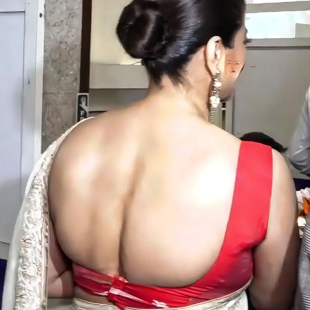 Actressbooks's tweet photo. Bollywood old actress @itsKajolD  latest viral images in back pose saree https://t.co/PKK1UYX8h8
#kajol
#kajolhot https://t.co/VSjhZQjm77