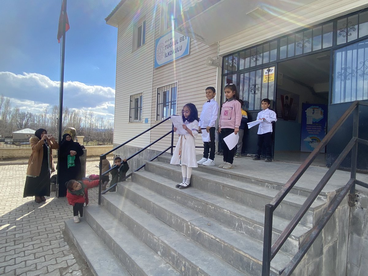 BeyAhlat's tweet photo. 18 Mart Çanakkale Zaferini velilerimizin de katıldığı bir program ile kutladık. Çanakkale Deniz Zaferi’nin 108’nci yıl dönümünde, başta Gazi Mustafa Kemal Atatürk olmak üzere, Çanakkale’yi geçilmez kılan tüm kahramanlarımızı minnet ve rahmetle anıyoruz. 🇹🇷 https://t.co/AMqrfcQROJ
