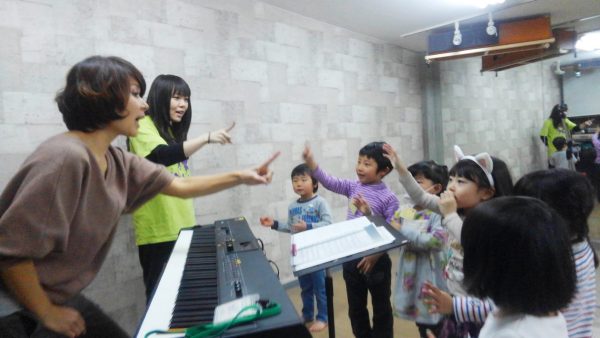 roots__studio's tweet photo. 【歌って踊る♪キッズグリー】
◆無料体験会◆来週です！

日時：3/25（土）12:50～13:30
　　　4/8（土）12:50～13:30

対象：3歳～未就学児

今回この体験会から入会すると、入会金無料です❣
この機会にぜひ　おためしくださいね。

お問合せ：03-5721-6302
　　　　　info@roots-studio.com https://t.co/uraechcbbH