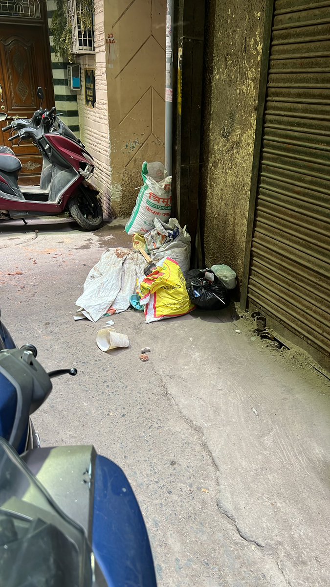 faslkhn's tweet photo. @OberoiShelly What the hell gali kale khan sabzi mandi Darya ganj https://t.co/0Bf8XQwDyl