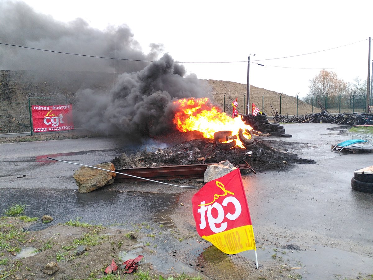 CgtSmile's tweet photo. Toujours mobilisé à la raffinerie de #Donge ✊
On déconne pas avec les barricade 🔥
#ReformeDesRetraites https://t.co/0PyrlXcu0Y