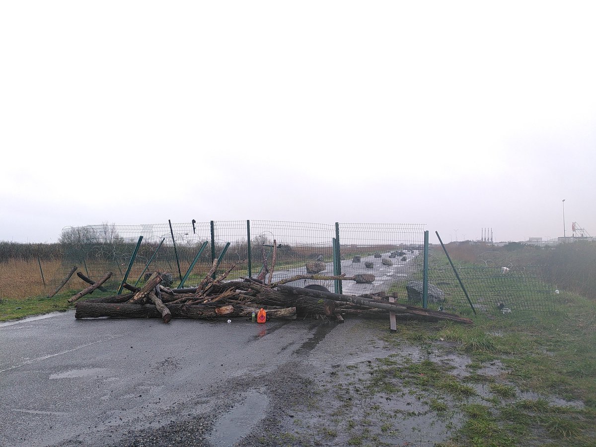 CgtSmile's tweet photo. Toujours mobilisé à la raffinerie de #Donge ✊
On déconne pas avec les barricade 🔥
#ReformeDesRetraites https://t.co/0PyrlXcu0Y