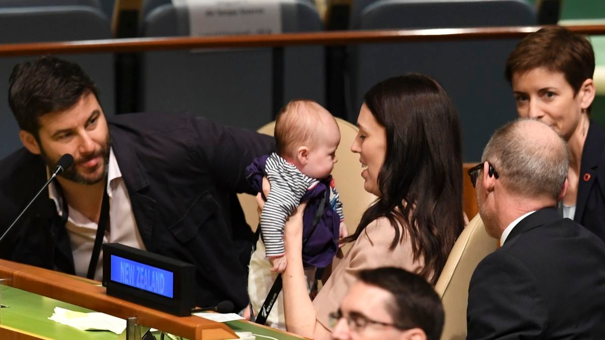 Im Sept. 2018 trafen sich in der UN-Vollversammlung Hunderte von Regierungschef*innen – und ein Baby. Die neuseeländische PM Jacinda Ardern hatte im Juni als erste Regierungschefin seit Benazir Bhutto im Amt ein Kind bekommen und brachte die Kleine mit nach NY. Ardern gehört 
1/3
