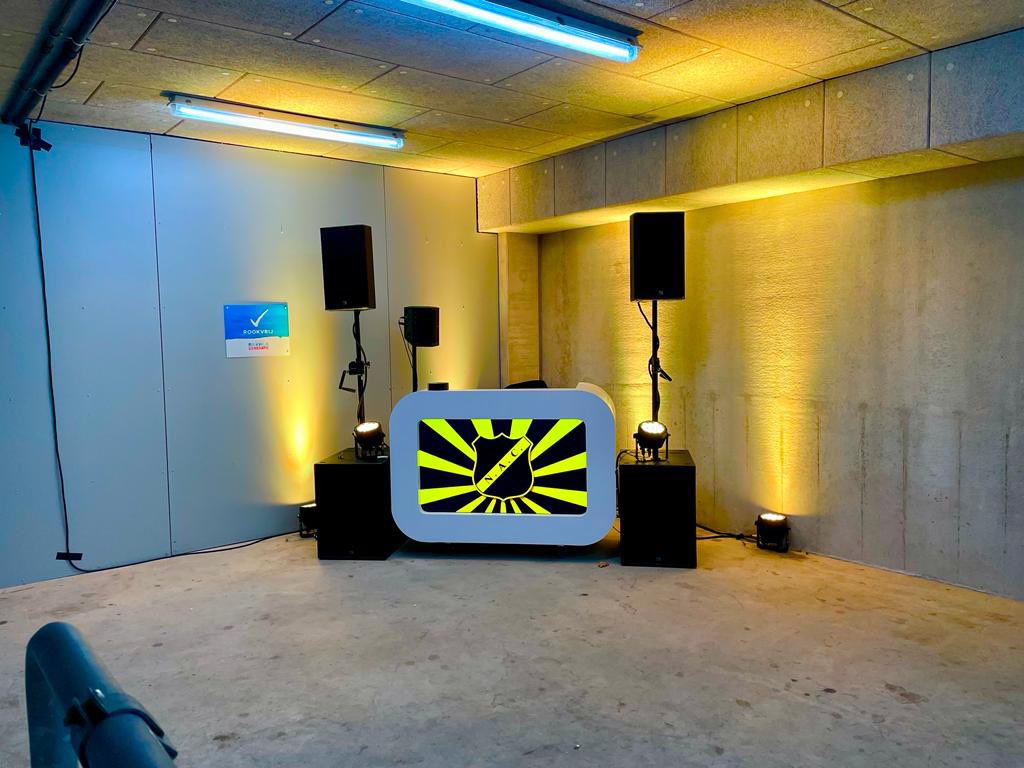 Dwars tegen de tendens in ontving <a href="/PECZwolle/">PEC Zwolle</a> de supporters van NAC gisteren met open armen, compleet met een ‘preparty’ en vrij vervoer.

Wat denk je? Het liep voortreffelijk.

Stukje in de Stentor 👉🏻 destentor.nl/zwolle/pec-zwo…