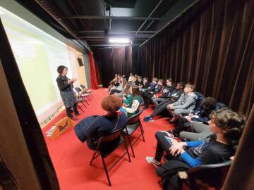 CamusPrincipal's tweet photo. Tenue hier par @acamusnet du forum des métiers et des formations pour 220 élèves de 5,4 et 3eme. Moment précieux et humain pour enrichir son #parcoursavenir. 🙏 exposants parents et professionnels, LP et opérateurs de formation 🙏 aux équipes d’organisation @DSDEN79  @acpoitiers https://t.co/MqVOCAmrov