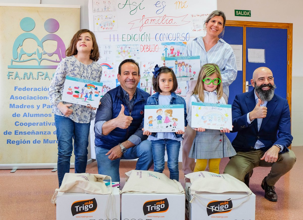FampaceMurcia's tweet photo. ¡Inolvidable! 💜🎨 Entrega de premios de la III Edición del Concurso de Dibujo #19M #DíadelPadre 'Así es mi familia' Gracias al @CESSamaniego1 las #AMPA, las familias y a los niños y niñas que hacen posible estos proyectos, y a #MasTrigo por su implicación y apoyo a #FAMPACE https://t.co/cfBpNTiHX3