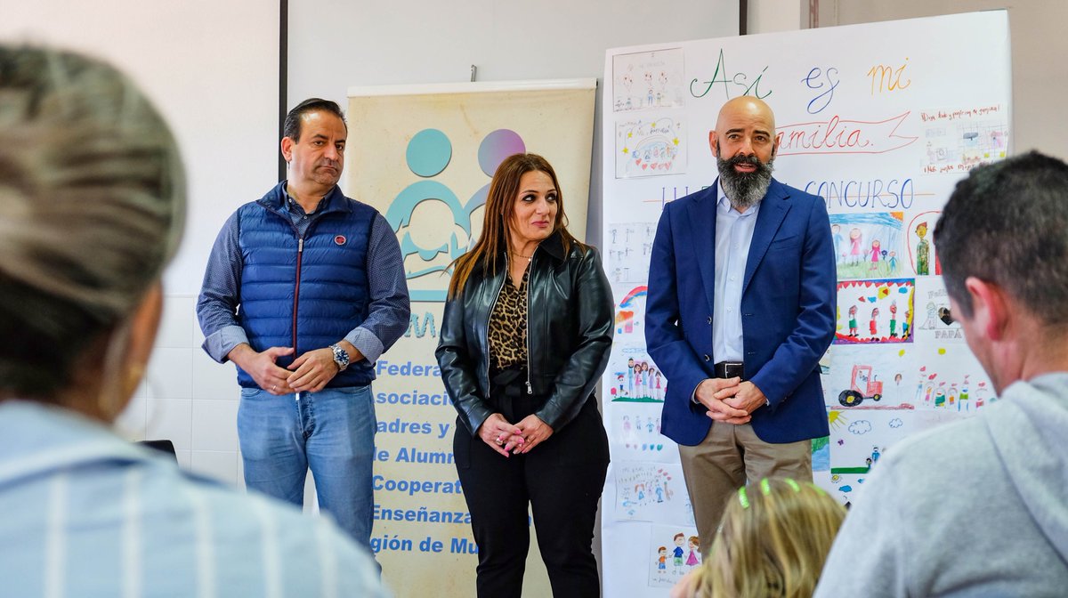 FampaceMurcia's tweet photo. ¡Inolvidable! 💜🎨 Entrega de premios de la III Edición del Concurso de Dibujo #19M #DíadelPadre 'Así es mi familia' Gracias al @CESSamaniego1 las #AMPA, las familias y a los niños y niñas que hacen posible estos proyectos, y a #MasTrigo por su implicación y apoyo a #FAMPACE https://t.co/cfBpNTiHX3