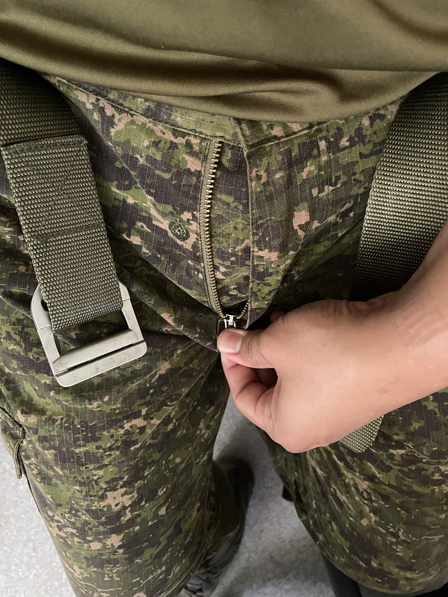 Ayaw na Ayaw ko sa uniform na to. Ang init. Hassle pa isuot ng sapatos. Patanggal na nga  nito! Zzzzz