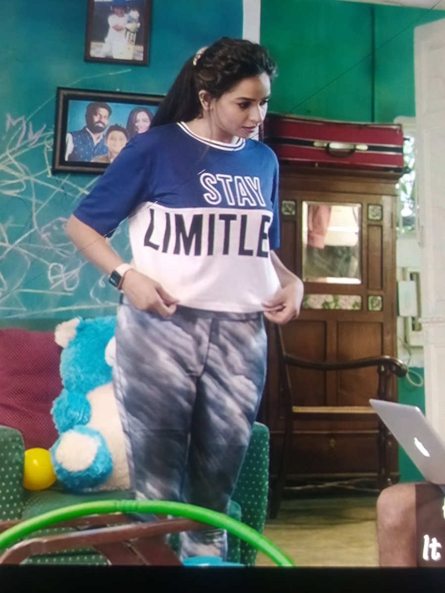 sakthilovesSam's tweet photo. Divya Ganesh Munda 🤤😋
🍼Kudikalam neraya 
Antha boobs tight t shirt, antha Tight pant 🤤🤤 
#Divyaganesh 
#Divyaganeshhot https://t.co/SnQY4q2Nf6