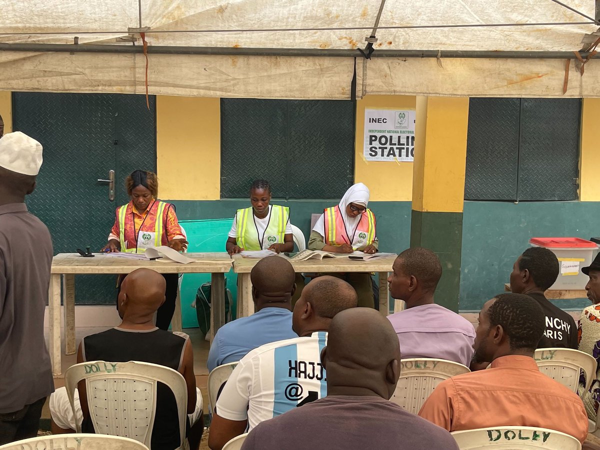 ZikokoCitizen's tweet photo. 8:39am: Voting Kicks off at Governor Sanwo-Olu’s polling unit, Ward E3, St Stephen’s School, Adeniji Adele, Lagos Island

#ZitizensDecide #NigeriaDecide2023 https://t.co/NvFgZjCQrK