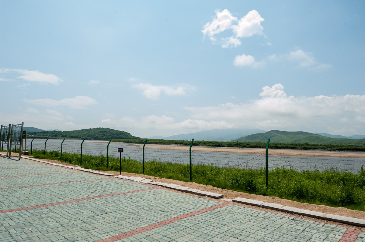 Pillandia's tweet photo. EN - Tumen River, signing the border between China 🇨🇳 (foreground) and North Korea 🇰🇵 (opposite bank). 
KO - 두만강변경.  
ZH - 图们江边境。
📸: 2013. 
🌐: 42°28'58.8"N 130°35'05.5"E. 
https://t.co/9b2vkvP5tN 

#China #NorthKorea #Border #Tumen https://t.co/W7H7WCenou