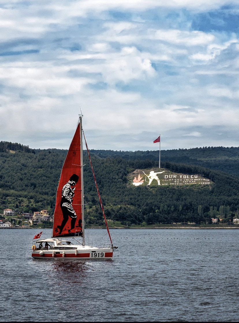 Bu topraklarda yaşamak,nefes almak, dolaşmak, sularında serinlemek, dağlarında,ovalarında içine mis çekmek, ses vermek, seslenmek başka bir anlam! Başka bir dünya!

Çanakkaleniz!
Atamızın ve yurdun dört bir yanının ayak bastığı, bir olup; nefes alıp, nefesini verdiği topraklar!+