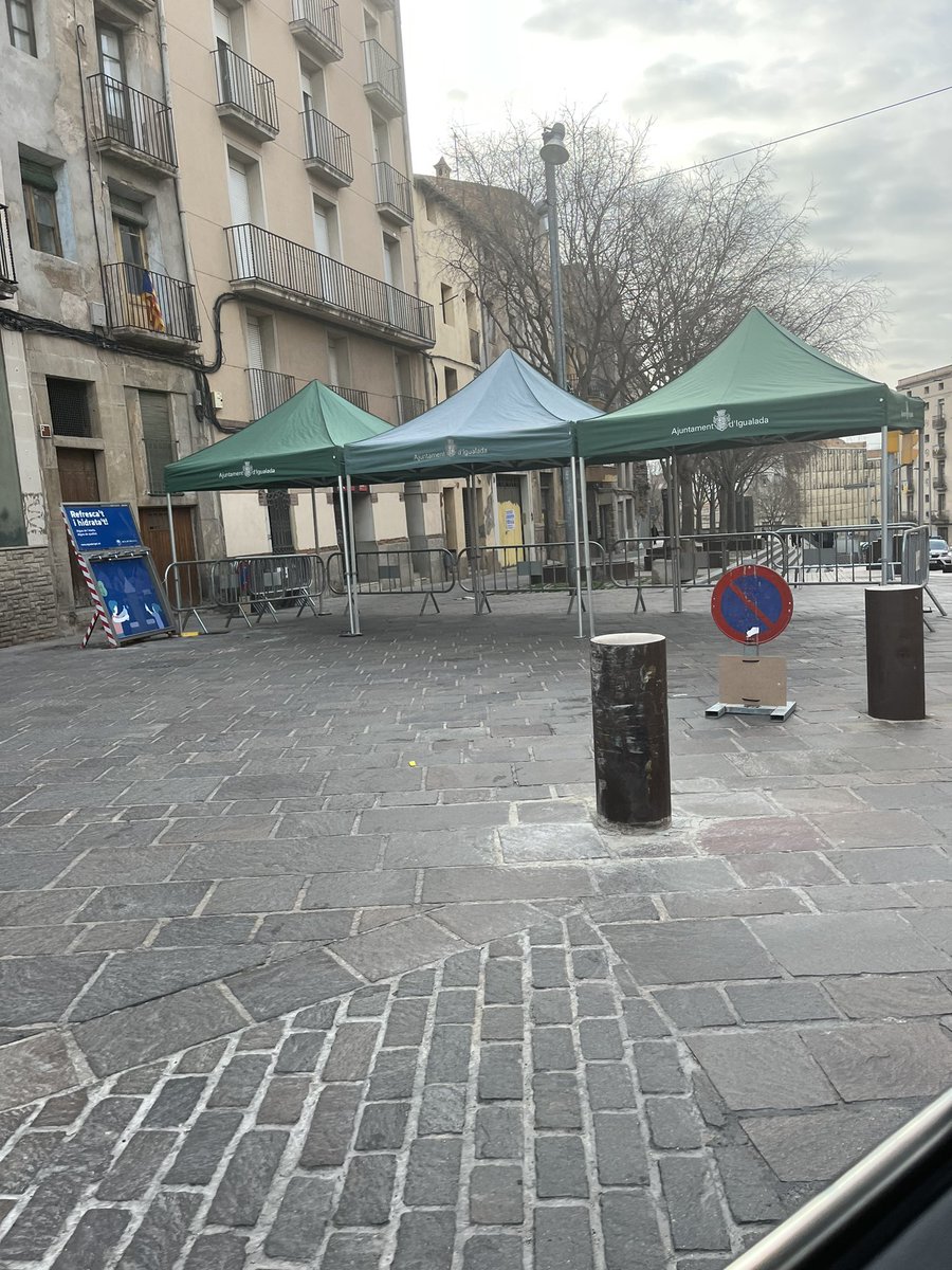 xipieta's tweet photo. @ajigualada @mikelvives no hagués estat de més una notificació als veïns del Passeig de les Cabres que no podríem sortir amb el cotxe avui no? Igual l’haguessim pogut aparcar fora del garaig i no haver de fer peripècies per sortir… #farts 😡 https://t.co/sk5MFDN7QU