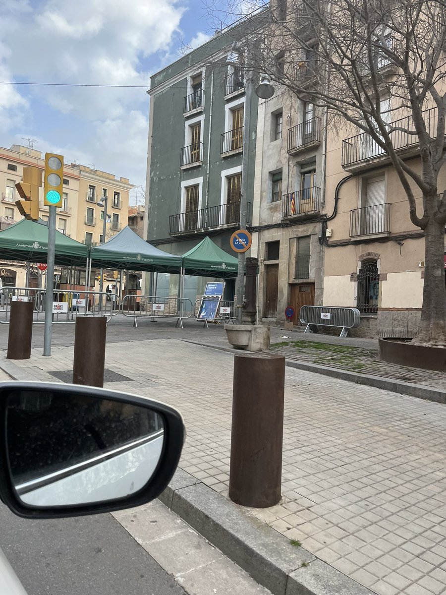 xipieta's tweet photo. @ajigualada @mikelvives no hagués estat de més una notificació als veïns del Passeig de les Cabres que no podríem sortir amb el cotxe avui no? Igual l’haguessim pogut aparcar fora del garaig i no haver de fer peripècies per sortir… #farts 😡 https://t.co/sk5MFDN7QU
