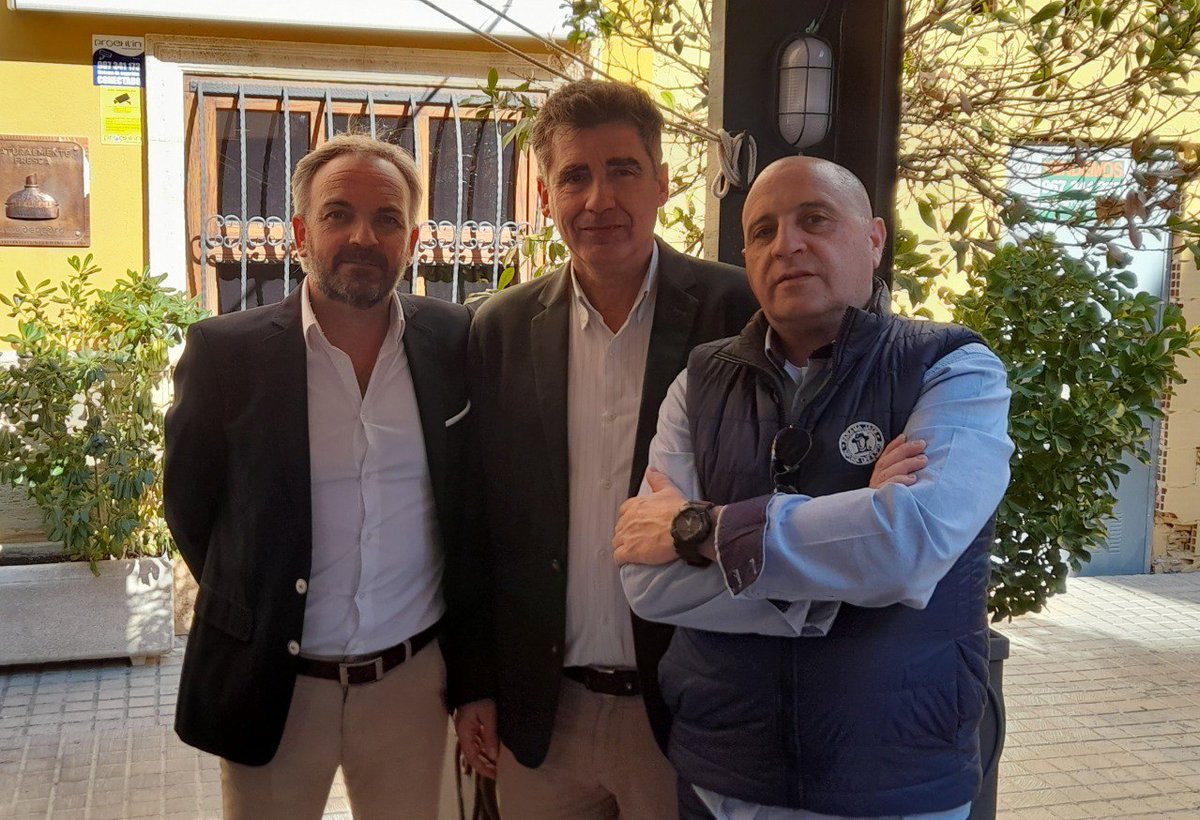 VOX_Albacete's tweet photo. 👉El candidato a la Presidencia de Castilla la Mancha, @DavidMoreno___, junto a @FJCoboN, candidato a Cortes por 
Albacete, hicieron una visita de cortesía a #Almansa 
para escuchar las inquietudes y problemas de la ciudadanía, 
acompañados por miembros de Vox y simpatizantes. https://t.co/GmUknWIWhz