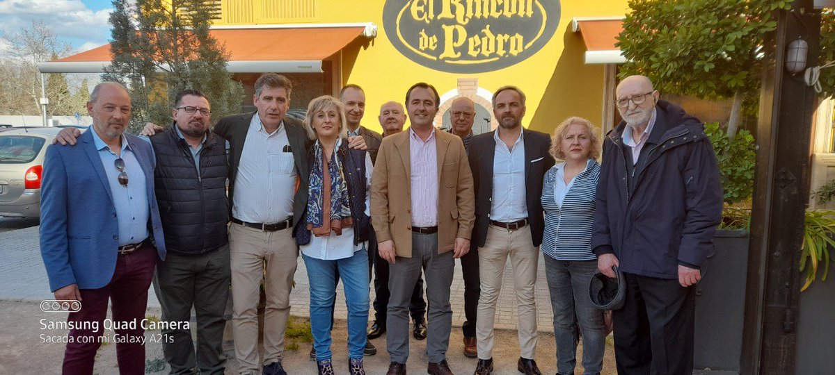 VOX_Albacete's tweet photo. 👉El candidato a la Presidencia de Castilla la Mancha, @DavidMoreno___, junto a @FJCoboN, candidato a Cortes por 
Albacete, hicieron una visita de cortesía a #Almansa 
para escuchar las inquietudes y problemas de la ciudadanía, 
acompañados por miembros de Vox y simpatizantes. https://t.co/GmUknWIWhz
