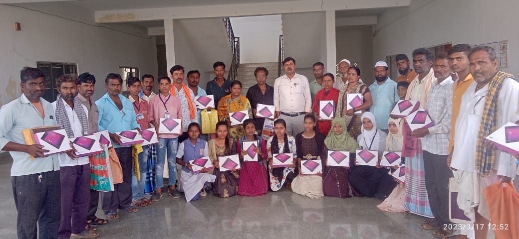 WorkersBoard's tweet photo. ಮಂಡಳಿಯ ವತಿಯಿಂದ ಹಾವೇರಿ ಜಿಲ್ಲೆಯ ಕಾರ್ಮಿಕ ಕಚೇರಿಯಲ್ಲಿ ನೋಂದಾಯಿತ ಕಟ್ಟಡ ಕಾರ್ಮಿಕರ ಮಕ್ಕಳಿಗೆ ಟ್ಯಾಬ್ ಗಳನ್ನು ವಿತರಿಸಲಾಯಿತು.
ಈ ಸಂದರ್ಭದಲ್ಲಿ ಕಾರ್ಮಿಕ ಇಲಾಖೆಯ ಅಧಿಕಾರಿಗಳು ಉಪಸ್ಥಿತರಿದ್ದರು.
#KBOCWWB #ಶ್ರಮಮೇವ_ಜಯತೇ #BenefitsofLabourCard #Haveri #TabDistribution https://t.co/5rNQJrktUH