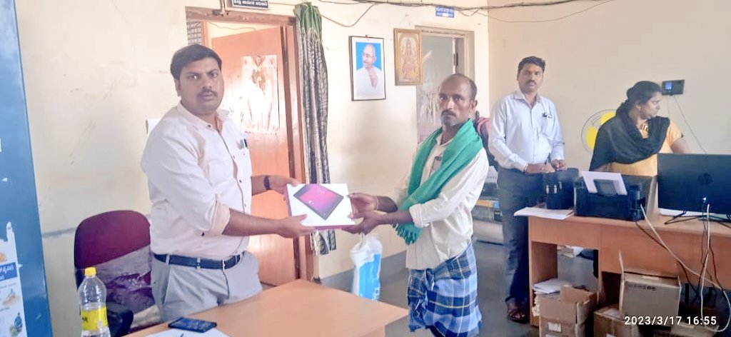 WorkersBoard's tweet photo. ಮಂಡಳಿಯ ವತಿಯಿಂದ ಹಾವೇರಿ ಜಿಲ್ಲೆಯ ಕಾರ್ಮಿಕ ಕಚೇರಿಯಲ್ಲಿ ನೋಂದಾಯಿತ ಕಟ್ಟಡ ಕಾರ್ಮಿಕರ ಮಕ್ಕಳಿಗೆ ಟ್ಯಾಬ್ ಗಳನ್ನು ವಿತರಿಸಲಾಯಿತು.
ಈ ಸಂದರ್ಭದಲ್ಲಿ ಕಾರ್ಮಿಕ ಇಲಾಖೆಯ ಅಧಿಕಾರಿಗಳು ಉಪಸ್ಥಿತರಿದ್ದರು.
#KBOCWWB #ಶ್ರಮಮೇವ_ಜಯತೇ #BenefitsofLabourCard #Haveri #TabDistribution https://t.co/5rNQJrktUH