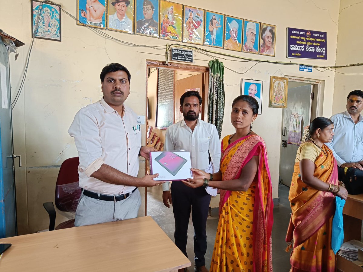 WorkersBoard's tweet photo. ಮಂಡಳಿಯ ವತಿಯಿಂದ ಹಾವೇರಿ ಜಿಲ್ಲೆಯ ಕಾರ್ಮಿಕ ಕಚೇರಿಯಲ್ಲಿ ನೋಂದಾಯಿತ ಕಟ್ಟಡ ಕಾರ್ಮಿಕರ ಮಕ್ಕಳಿಗೆ ಟ್ಯಾಬ್ ಗಳನ್ನು ವಿತರಿಸಲಾಯಿತು.
ಈ ಸಂದರ್ಭದಲ್ಲಿ ಕಾರ್ಮಿಕ ಇಲಾಖೆಯ ಅಧಿಕಾರಿಗಳು ಉಪಸ್ಥಿತರಿದ್ದರು.
#KBOCWWB #ಶ್ರಮಮೇವ_ಜಯತೇ #BenefitsofLabourCard #Haveri #TabDistribution https://t.co/5rNQJrktUH