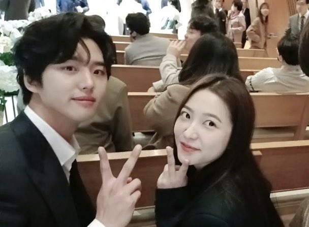 CentralPENTAGON's tweet photo. QUE PITICOS!! 🥹💜

Hongseok e Yeri estiveram no casamento do diretor Park DhanHee e cantaram juntos! 🎶

#HONGSEOK #홍석 #PENTAGON #펜타곤 @CUBE_PTG
https://t.co/YBDE26w1j9