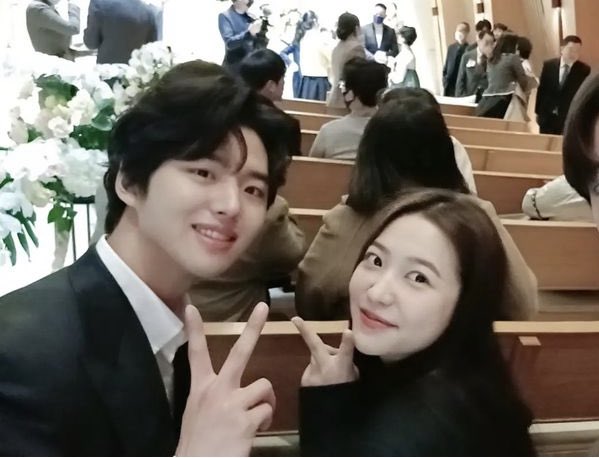 CentralPENTAGON's tweet photo. QUE PITICOS!! 🥹💜

Hongseok e Yeri estiveram no casamento do diretor Park DhanHee e cantaram juntos! 🎶

#HONGSEOK #홍석 #PENTAGON #펜타곤 @CUBE_PTG
https://t.co/YBDE26w1j9