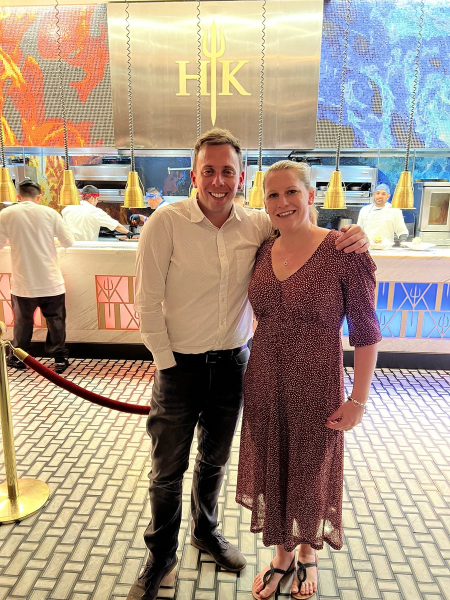 Had a lovely meal at <a href="/GordonRamsay/">Gordon Ramsay</a> <a href="/HellsKitchenFOX/">Hell's Kitchen</a> was a bit concerned it might be gimmicky but definitely not. Superb food and even better service 👍 great to see a Brit making it in the USA, it’s what our country should encourage!