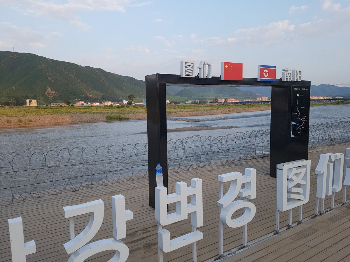 Pillandia's tweet photo. EN - Tumen River, signing the border between China 🇨🇳 (foreground) and North Korea 🇰🇵 (opposite bank). 
KO - 두만강변경.  
ZH - 图们江边境。
📸: 2018. 
https://t.co/9b2vkvOxEf 

#China #NorthKorea #Border #Tumen https://t.co/rAdrKV6gZ6