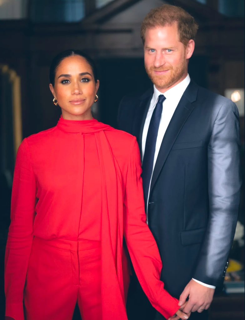 Happy weekend to our beautiful and inspiring couple #HarryandMeghan #DukeandDuchessofSussex ❤️❤️