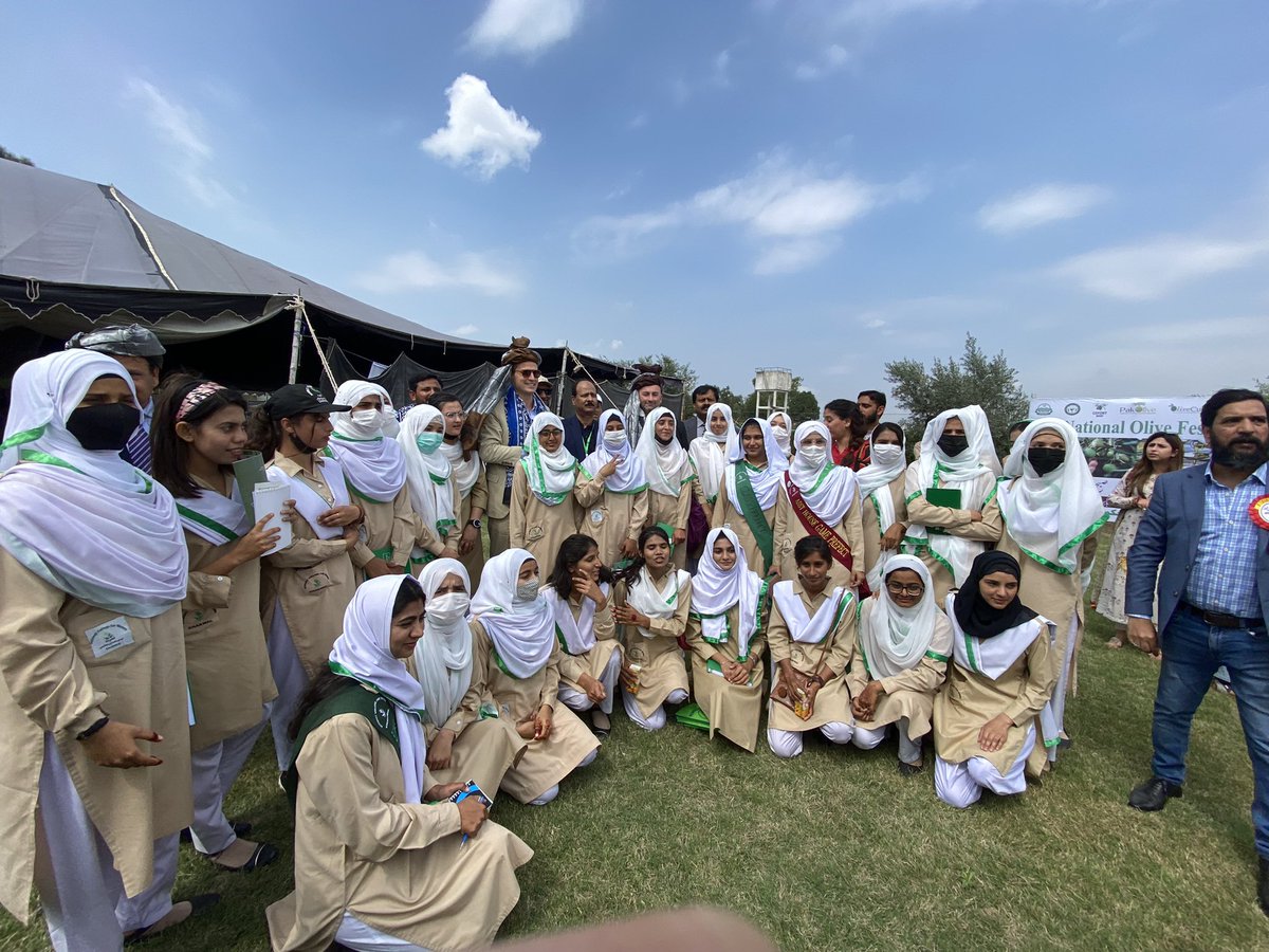 Empowering the future generations of Pakistan with the magic of olives! The chief guest at the 4th National Olive Gala 2023 with the bright young minds of our nation.

#oliveculture2023 #olivegala #oliveculture @CIHEAMBari #oliveoil #oliveworld #worldofolives