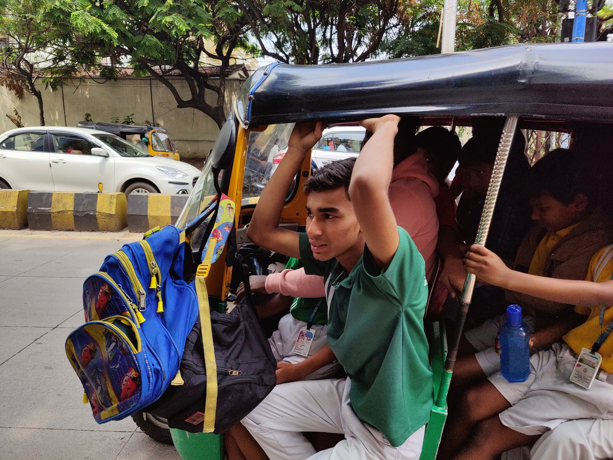 atekuri's tweet photo. Dangerous! We need strict rules to curb the unsafe practices followed by Autos. @HyderabadTraff1 @KTRoffice @TelanganaCMO #schoolchildren #unsafe https://t.co/zcWAC8NJYC
