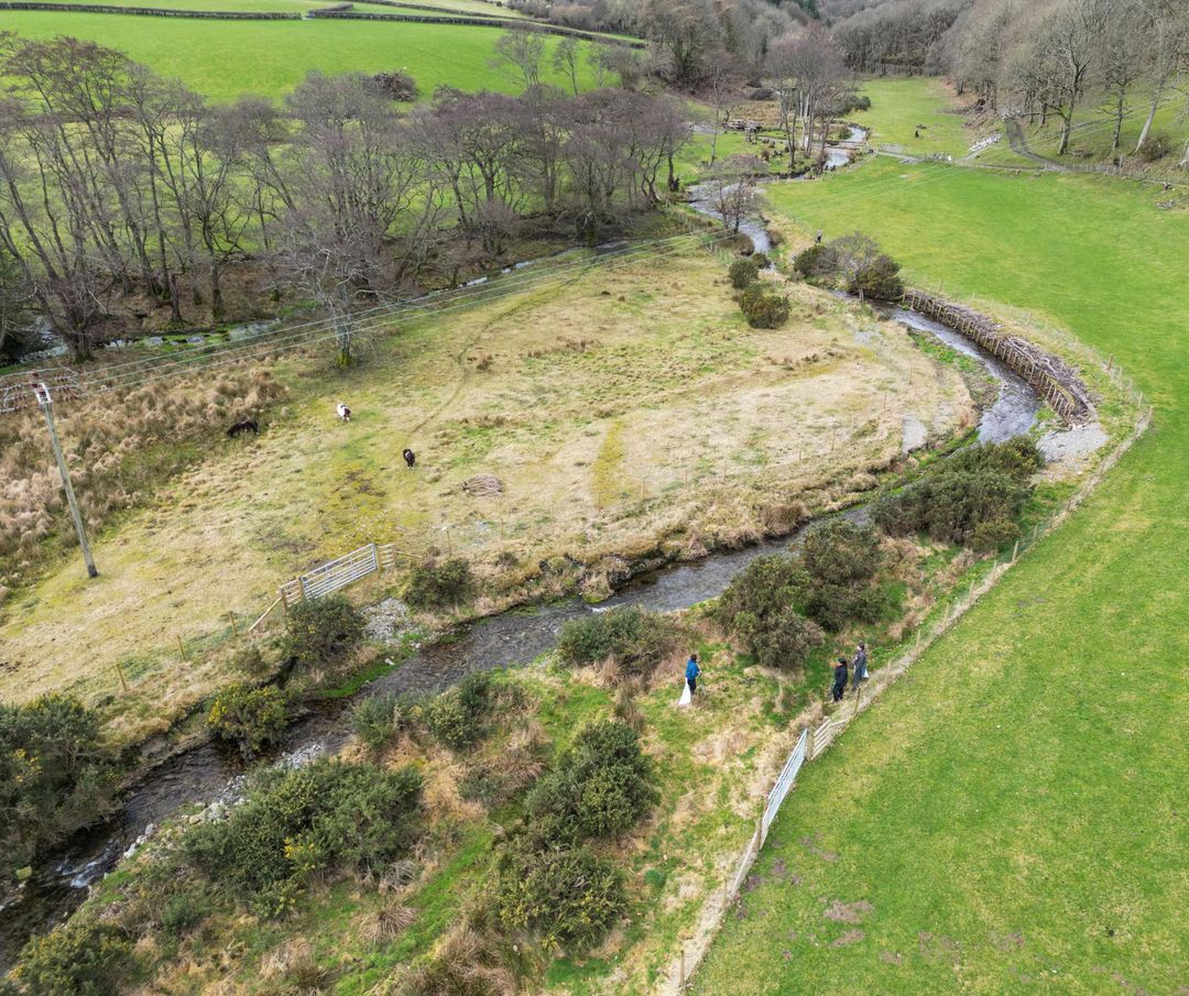 WestWalesRT's tweet image. Gyda thîm o wirfoddolwyr gwych gan gynnwys myfyrwyr @AberUni, fe blannwyd dros 200 o #coed ar hyd y Melindwr, un o lednentydd yr #AfonRheidol. Roedd hyn yn cynnwys safle mawr yr ydym wedi'i ffensio i greu llain glustogi. Diolch i @CoedCadw am ddarparu coed, cyngor a chefnogaeth.