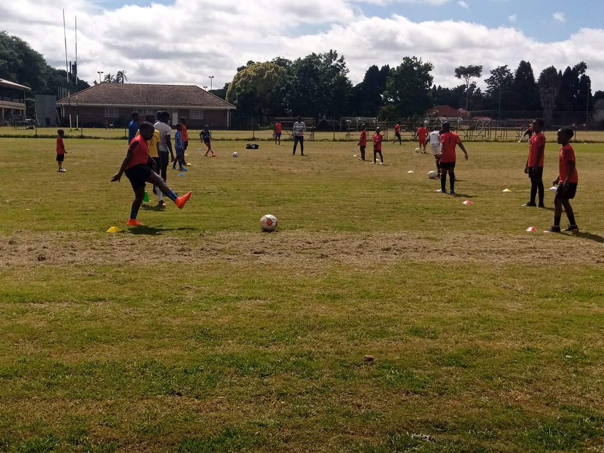 cudzy12's tweet image. Saturday 18/3/23
9am
Catch them young.. 
A hold and pass drill 
This is a learning to train stage (U9-U11)
Let's give every talent a chance.. 
#scoutin
#TalentID