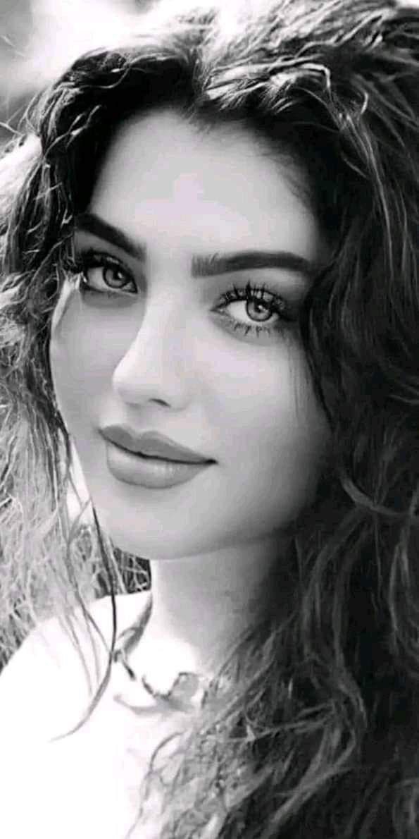 اللحظات الجميلة في حياتك لا   يحددها زمان  ولا مكان بقدر ما يحددها شخص مميز بحياتك💕