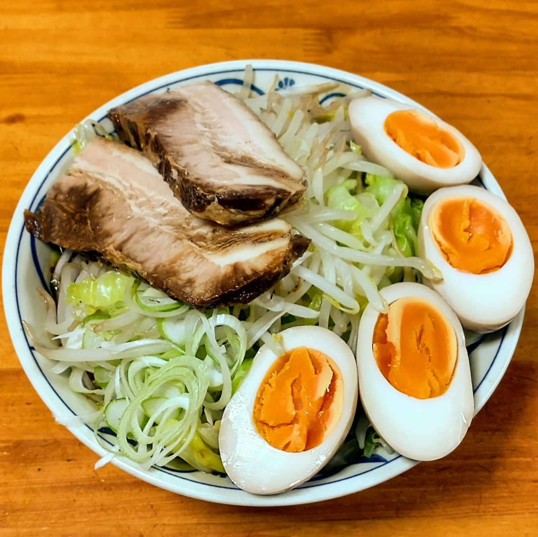 “遅いお昼”また、自作ラーメン。 煮玉子が終わり、またつくらないと。 もやしもキャベツもこれでおしまい。 この雨の中買い物行くの面倒だなぁ。 ご馳走様でした。