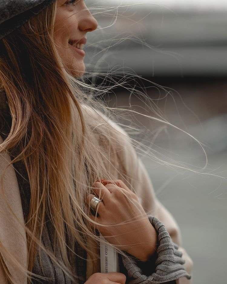 أحيانا نحتاج إلى منطقة وسطى
بين الحبّ و اللّاحب 
تَكون فيها حبيب بنكهة صديق
وصديق بنكهة حبيب
          لأعود إليك ساعة الهجر
أَشكوكَ منكَ، إليك..