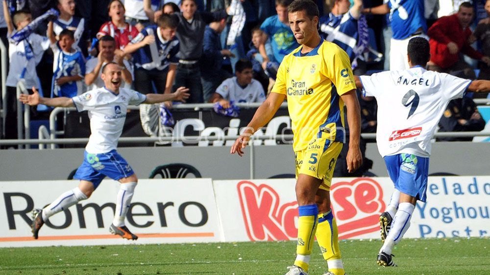 juanjo_ramos's tweet photo. Llega el día del #DerbiCanario. Que reine el buen rollo entre aficiones, se vea un partidazo y que gane el @CDTOficial. 🤍💙

La rivalidad, en el campo. Es mi deseo para hoy. De cara al futuro, que haya derbi la próxima temporada. 😉 https://t.co/0rdJuGEwZ6