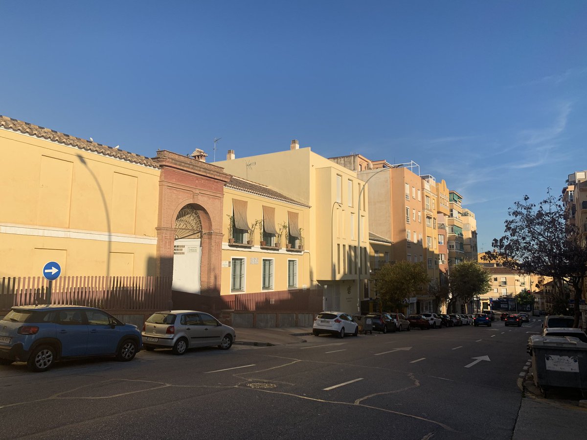 FranzVanPelt's tweet photo. La mejora que ha sufrido la Calzada de la Trinidad es evidente. Espero que Málaga pida tirar el arco para que quepan mejor los coches que aparcan en la placeta 🙌 https://t.co/8YbN8PxALC