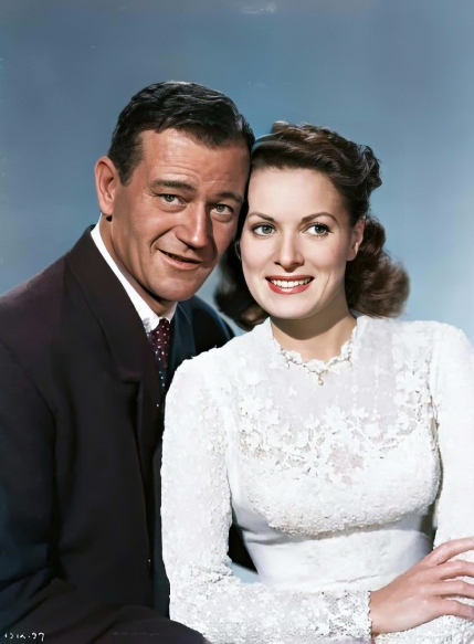 oldmovieactress's tweet image. "John Wayne and Maureen O'Hara in The Quiet Man😍❤️One of the most iconic rom-com in cinema history. 🎥💝 #TheQuietMan #ClassicMovie #JohnWayne  bit.ly/3JYHdCF