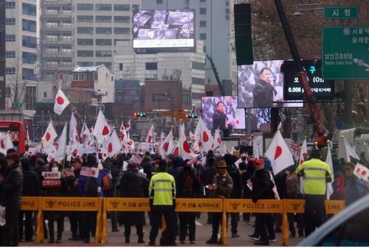 ia7h6eGzFoshms0's tweet photo. 민주당이 태극기들고 나가자 윤서결 지지자들이 일장기 흔들며 맞불집회하는게 어째서 보수와 진보의 싸움이냐. 한일전이지.. https://t.co/nwYfj6W9iF
