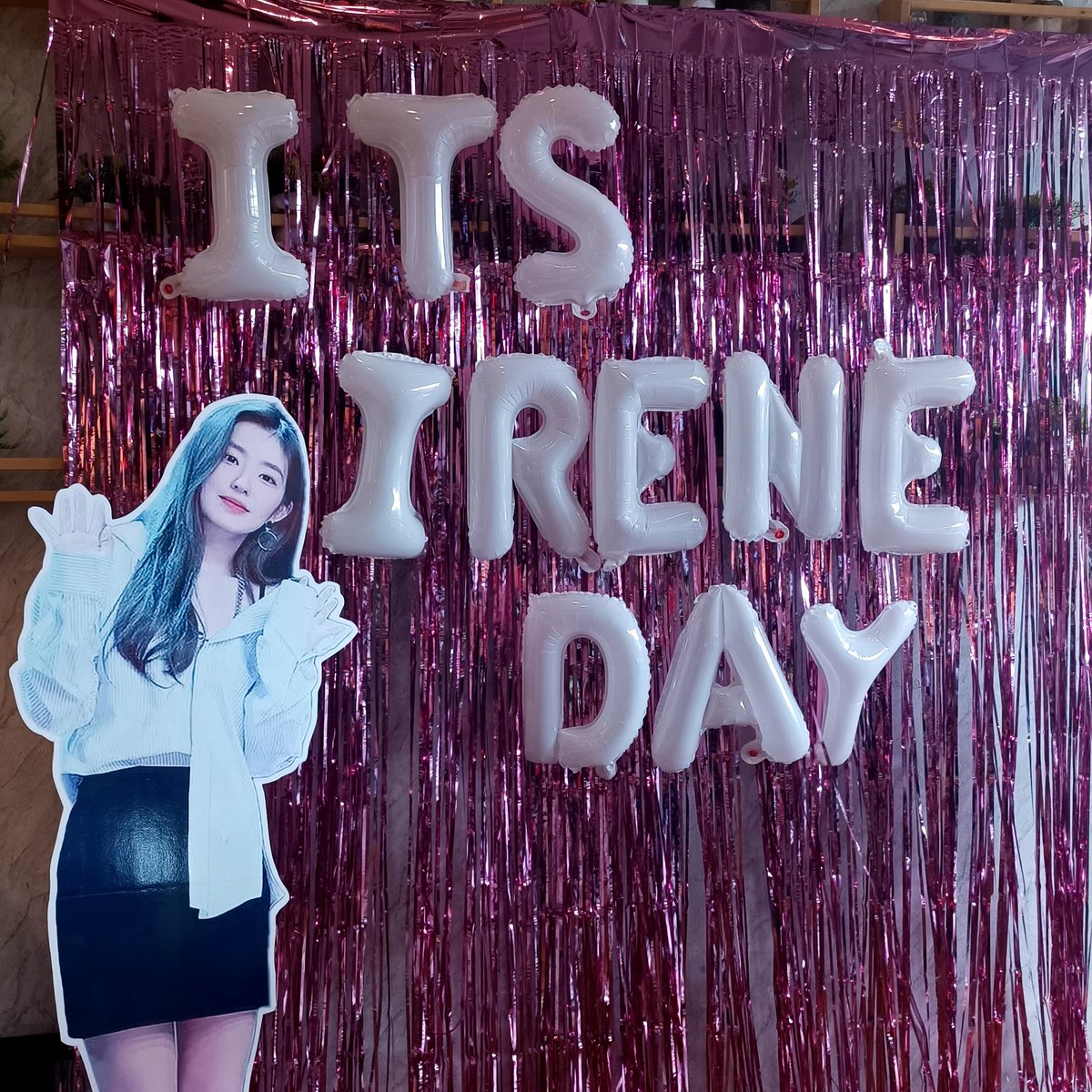 stargazermeena's tweet photo. I finally got to attend a ReVe event 😍 Thank you @baeeoni_530 for organising the cupsleeve 🥰 Even got to finally meet @abimannnn after 3 years hehe 🤣

#BackToTheBeginWithIrene https://t.co/blLnTc7ZUY