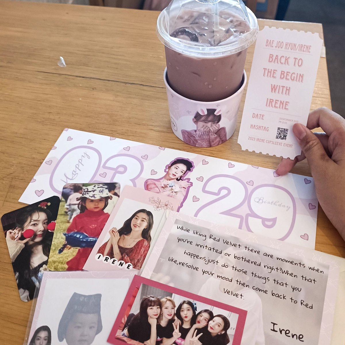 stargazermeena's tweet photo. I finally got to attend a ReVe event 😍 Thank you @baeeoni_530 for organising the cupsleeve 🥰 Even got to finally meet @abimannnn after 3 years hehe 🤣

#BackToTheBeginWithIrene https://t.co/blLnTc7ZUY