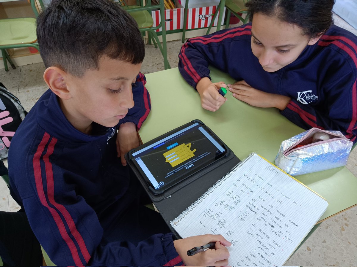 desireerual's tweet photo. Continuando con mi genially #gamificacionrosaliaceuta en el @rosaliaceuta escaneamos el QR y a resolver operaciones matemáticas para recibir pistas y poder descubrir quién es el impostor. https://t.co/Esj4a6WCVB
