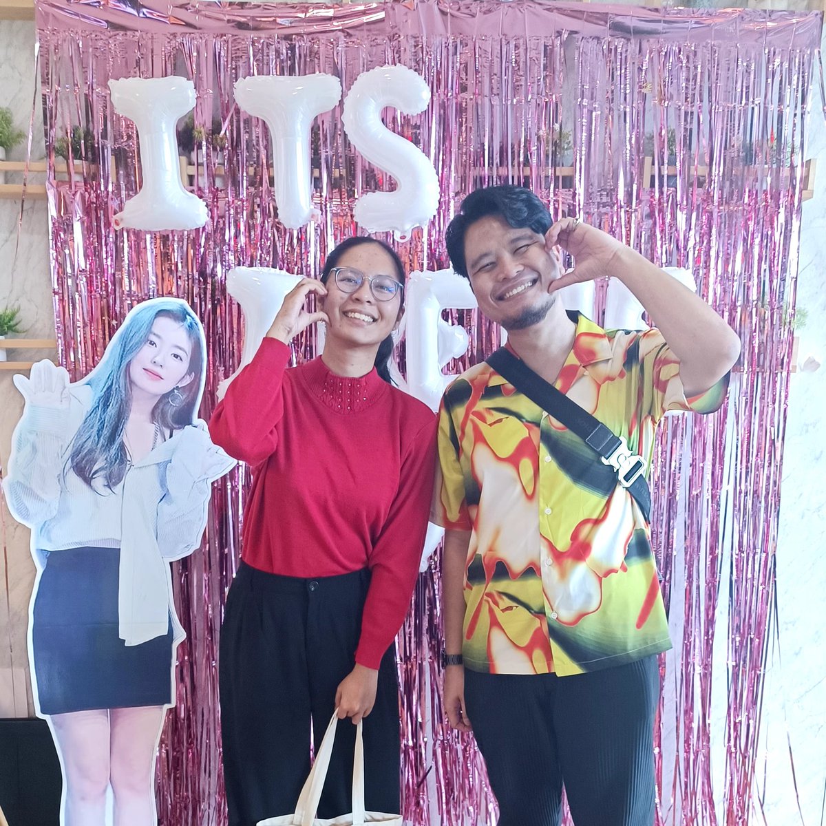 stargazermeena's tweet photo. I finally got to attend a ReVe event 😍 Thank you @baeeoni_530 for organising the cupsleeve 🥰 Even got to finally meet @abimannnn after 3 years hehe 🤣

#BackToTheBeginWithIrene https://t.co/blLnTc7ZUY