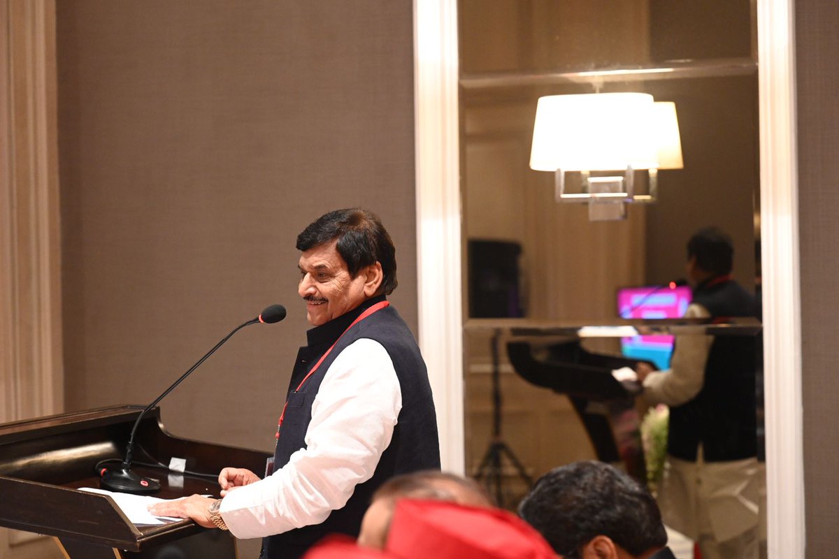 samajwadiparty's tweet photo. कोलकाता में आयोजित समाजवादी पार्टी की "राष्ट्रीय कार्यकारिणी" की बैठक में सपा नेताओं ने विभिन्न विषयों पर अपने विचार सबके साथ साझा किए। https://t.co/Xc6j6OlCAh