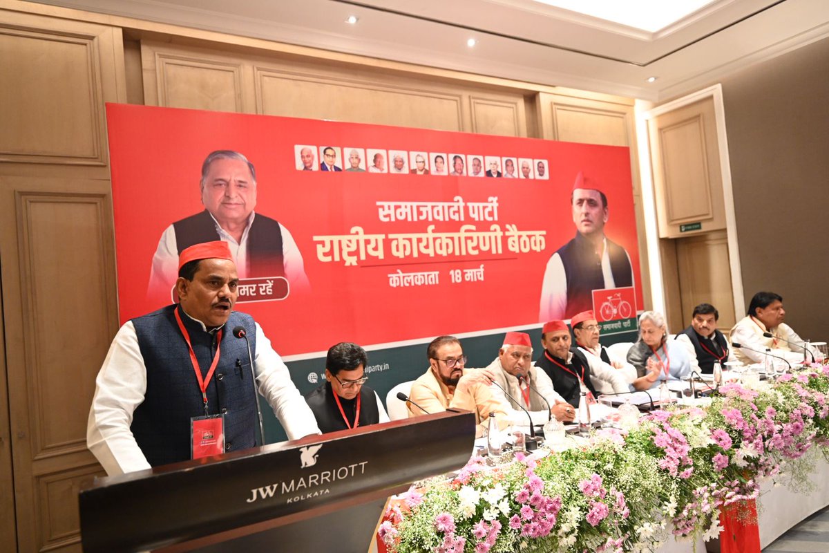 samajwadiparty's tweet photo. कोलकाता में आयोजित समाजवादी पार्टी की "राष्ट्रीय कार्यकारिणी" की बैठक में सपा नेताओं ने विभिन्न विषयों पर अपने विचार सबके साथ साझा किए। https://t.co/Xc6j6OlCAh