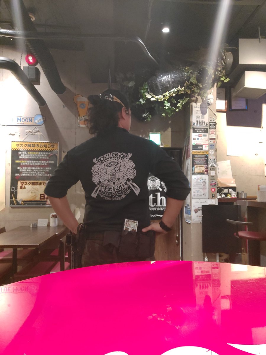 get_at_city's tweet photo. おはよう今日もGETオープンです!
GETが閉店するまであと1週間
ちょっとなりました🥲
本日のスタッフ
チシャ、カルロス、ヤエ、リョータ
#シューティングバー　#バー #横浜 #銃 #トイガン #エアーガン　#撃ち放題 #飲み放題 https://t.co/fpa0HP9fZ0