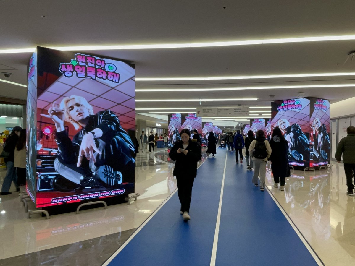 Hwanghyunjin_CN's tweet photo. 코엑스 9to9 생일 광고도 나왔습니다~!!❣
#HappyHyunjinDay️ https://t.co/Vg40A7WaY2
