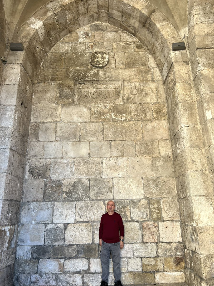 Mustafaksgmk's tweet photo. Kudüs eski şehir girişi, El Halil kapısında, Osmanlı Devleti tarafından yazılmış bir yazı; “Lailahe illalah, İbrahim Halilullah!” Biz, “Lailahe illallah, Muhammedun Resulullah” demeye alışığız. Bu yazıdaki mana şu; “Ey burada yaşayan hristiyan, yahudi ve müslümanlar! https://t.co/LhfCnYE4Bb