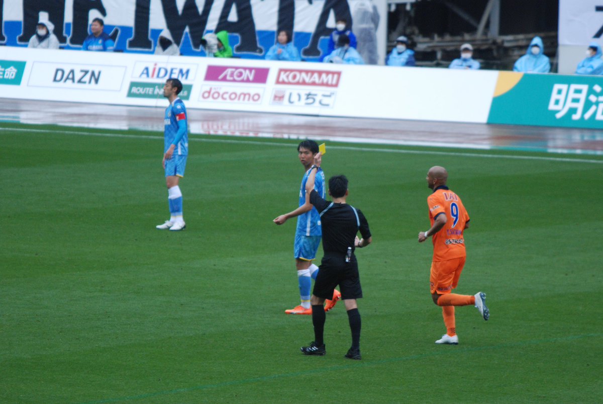 fctokisu_39's tweet photo. 大坪主審は過去に懲罰を受けているので荒れる可能性は考えていました…

J1にVARがあることでJ1担当の審判がそちらに行ってしまうので

前回J2を戦った2016はJ1担当の方も時々来たんですが、その点は見ている側も認識しておくしかないですかね

難しい。
#jubilo #spulse #DAZN #Jリーグ
#静岡ダービー https://t.co/LupAGQzYA4